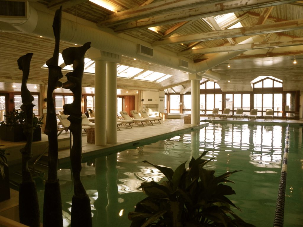 The indoor pool at Topnotch Resort
