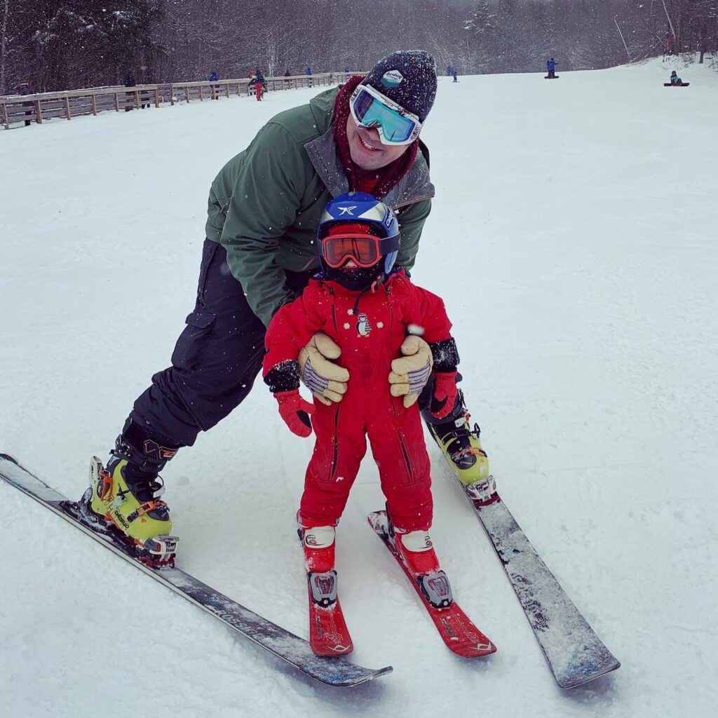 dad and toddler on skis